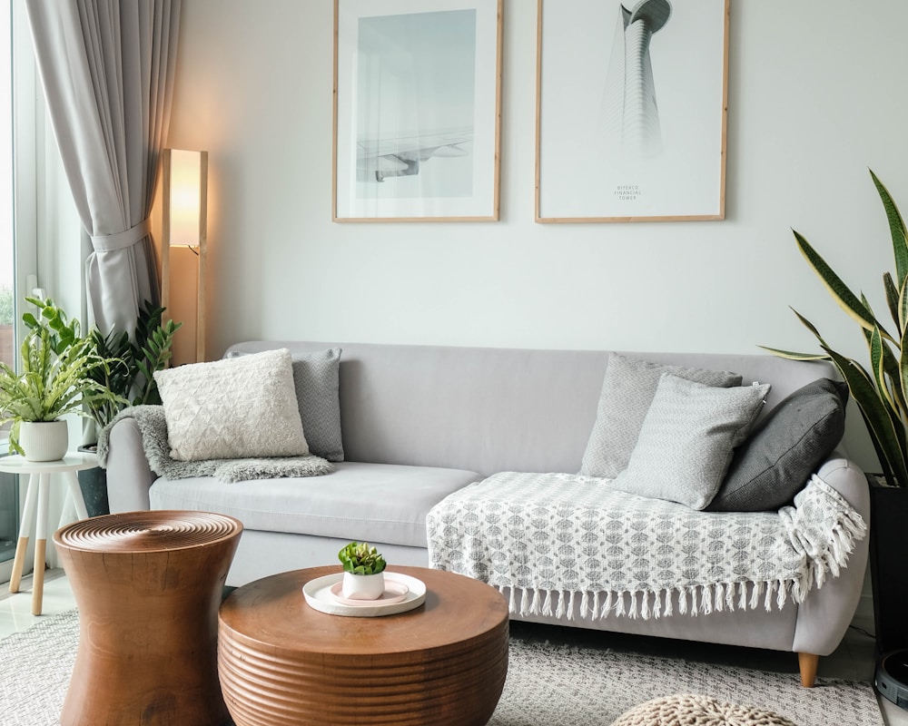 Lounge med sofa og morgenlys